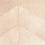 Licht beige Elitis behang uit de Memoires Santa Fe collectie met een patroon van diagonale, zachte textuurvlakken.