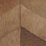 Detail van Elitis behang uit de Memoires Santa Fe collectie met een patroon van geometrische vormen in bruin harig textuur.