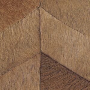 Detail van Elitis behang uit de Memoires Santa Fe collectie met een patroon van geometrische vormen in bruin harig textuur.