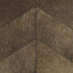 Detail van Elitis behang Memoires Santa Fe VP 968 71 met een patroon van diagonale vlakken in bruin getinte, leerachtige textuur.
