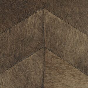 Detail van Elitis behang Memoires Santa Fe VP 968 71 met een patroon van diagonale vlakken in bruin getinte, leerachtige textuur.