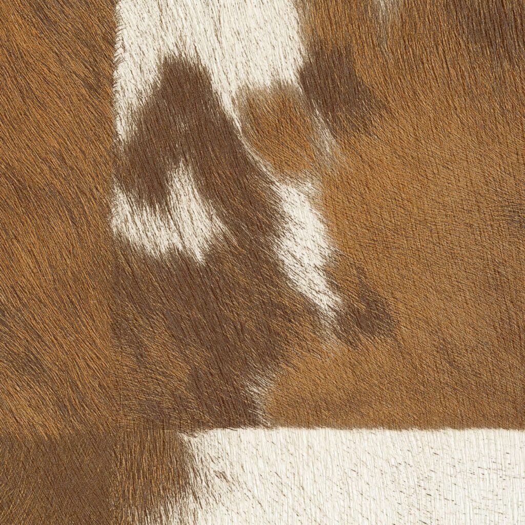 Detail van Elitis-behang uit de Memoires Veracruz collectie met een textuur die op dierenhuid lijkt in bruin-witte tinten.