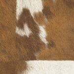 Detail van Elitis-behang uit de Memoires Veracruz collectie met een textuur die op dierenhuid lijkt in bruin-witte tinten.