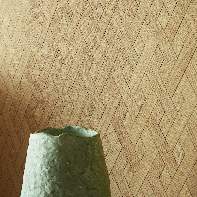 Elitis behang Merida Wall Entrelazados RM 1019 04 met gevlochten patroon in aardetinten, met een groene, handgevormde vaas op de voorgrond.