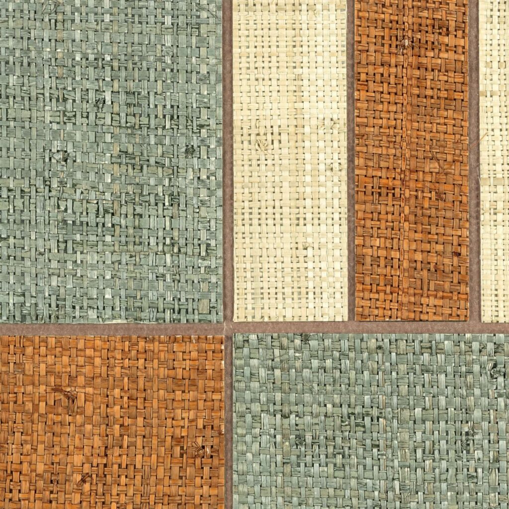 Vlechtwerkbehang van Elitis Merida in een patroon van groene, oranje en beige geweven stroken.