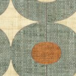 Detail van Elitis behang Merida Wall Pépite RM 1018-60 met een grafisch patroon van geweven natuurlijke vezels in groen, beige en oranje.