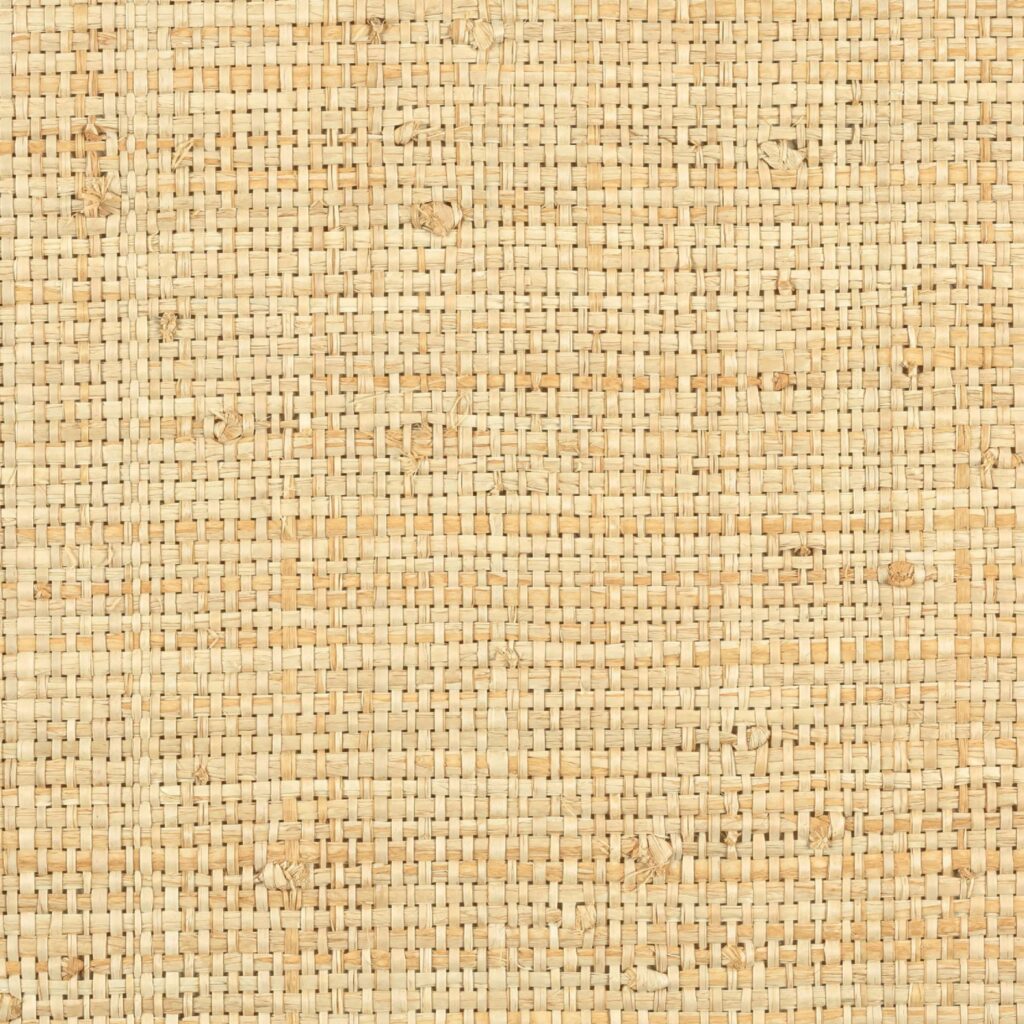 Close-up van Elitis Merida Cesteria RM 1017 03 behang met een geweven, natuurlijke rietstructuur in beige tinten.