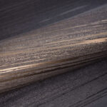 Detail van Elitis behang 'Mouvements Esprit Libre' met horizontale, glanzende strepen in bruin- en goudtinten.