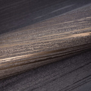 Detail van Elitis behang 'Mouvements Esprit Libre' met horizontale, glanzende strepen in bruin- en goudtinten.