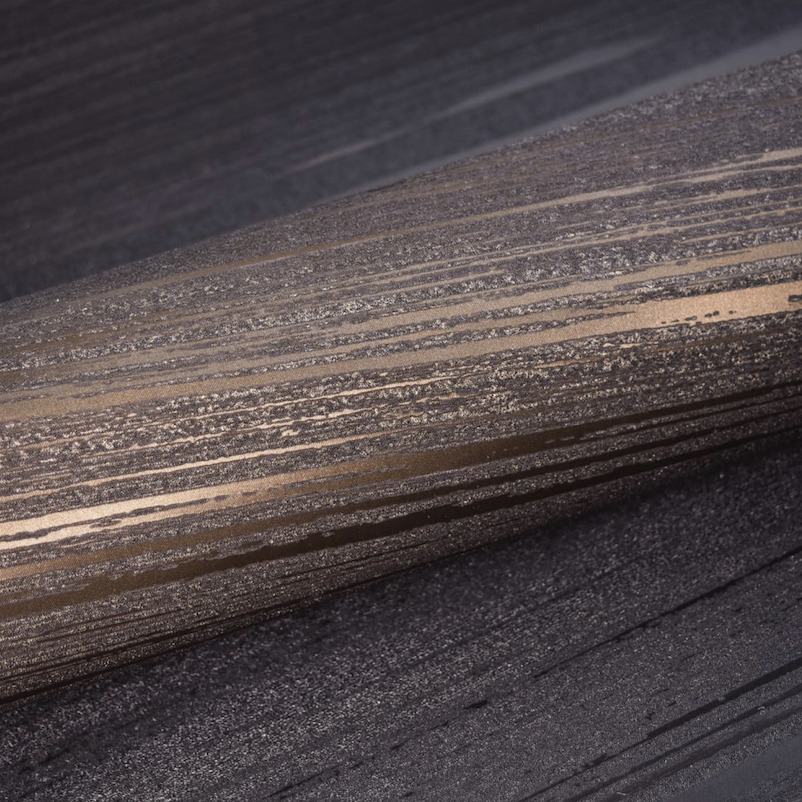 Detail van Elitis behang 'Mouvements Esprit Libre' met horizontale, glanzende strepen in bruin- en goudtinten.