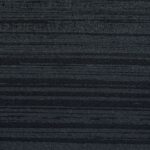 Donkergrijs Elitis-behang uit de Mouvements Esprit Libre collectie met een horizontaal gestreept textuurpatroon.