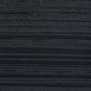 Donkergrijs Elitis-behang uit de Mouvements Esprit Libre collectie met een horizontaal gestreept textuurpatroon.