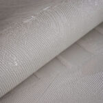 Close-up van Elitis behang uit de Mouvements Esprit Libre RM 1024 collectie met een reliëfstructuur en abstract patroon.