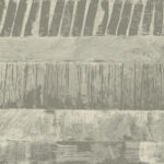 Abstract patroon van Elitis-behang Mouvements Impulsion RM 1022 91 met brede, horizontale banen in grijstinten en verschillende texturen.