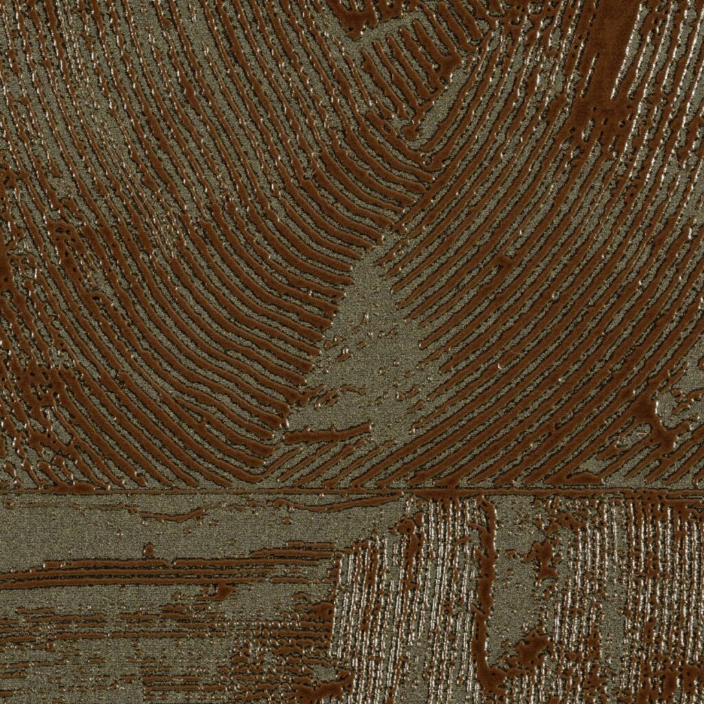 Detail van Elitis-behang Mouvements Wall Impulsion RM 1022 65 met een reliëfstructuur van bronsbruine lijnen op een metallic achtergrond.