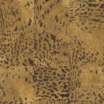 Close-up van Elitis behang uit de Sauvages collectie met panterprint in warme bruin- en goudtinten.
