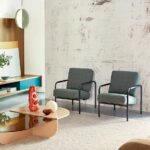Moderne zitkamer met twee grijze fauteuils en Elitis-behang Tableau Rose uit de Voile de Papier collectie.