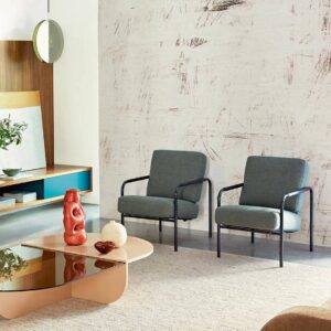 Moderne zitkamer met twee grijze fauteuils en Elitis-behang Tableau Rose uit de Voile de Papier collectie.