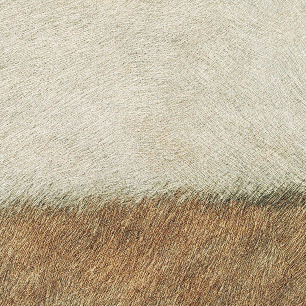 Detail van Elitis behang ‘L Sauvages L’Habit de Venus VP 970 01’ met een textuur die lijkt op dierenhuid in beige en bruine tinten.