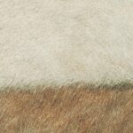 Detail van Elitis behang ‘L Sauvages L’Habit de Venus VP 970 01’ met een textuur die lijkt op dierenhuid in beige en bruine tinten.