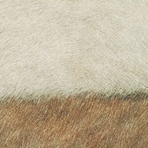 Detail van Elitis behang ‘L Sauvages L’Habit de Venus VP 970 01’ met een textuur die lijkt op dierenhuid in beige en bruine tinten.