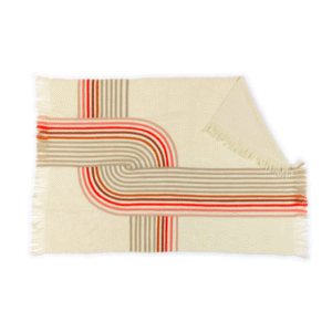 Paneel Elitis Betty PL 308 35 02 Amarante met een abstract patroon van gebogen rode en beige strepen op een crèmekleurige ondergrond met franjes.
