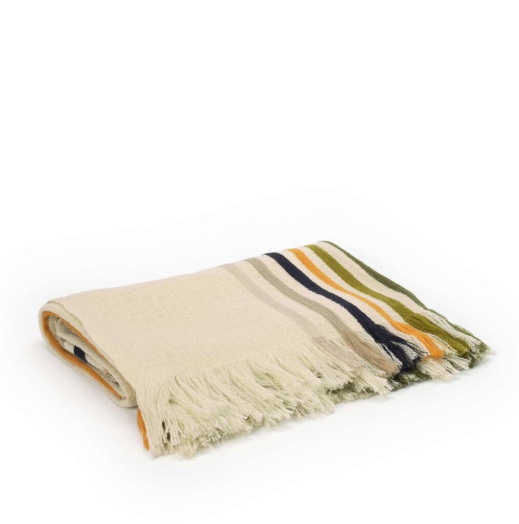 Opgevouwen Elitis Betty PL 308 65 02 deken met franjes en meerkleurige strepen in groen, oranje, beige en donkerblauw.