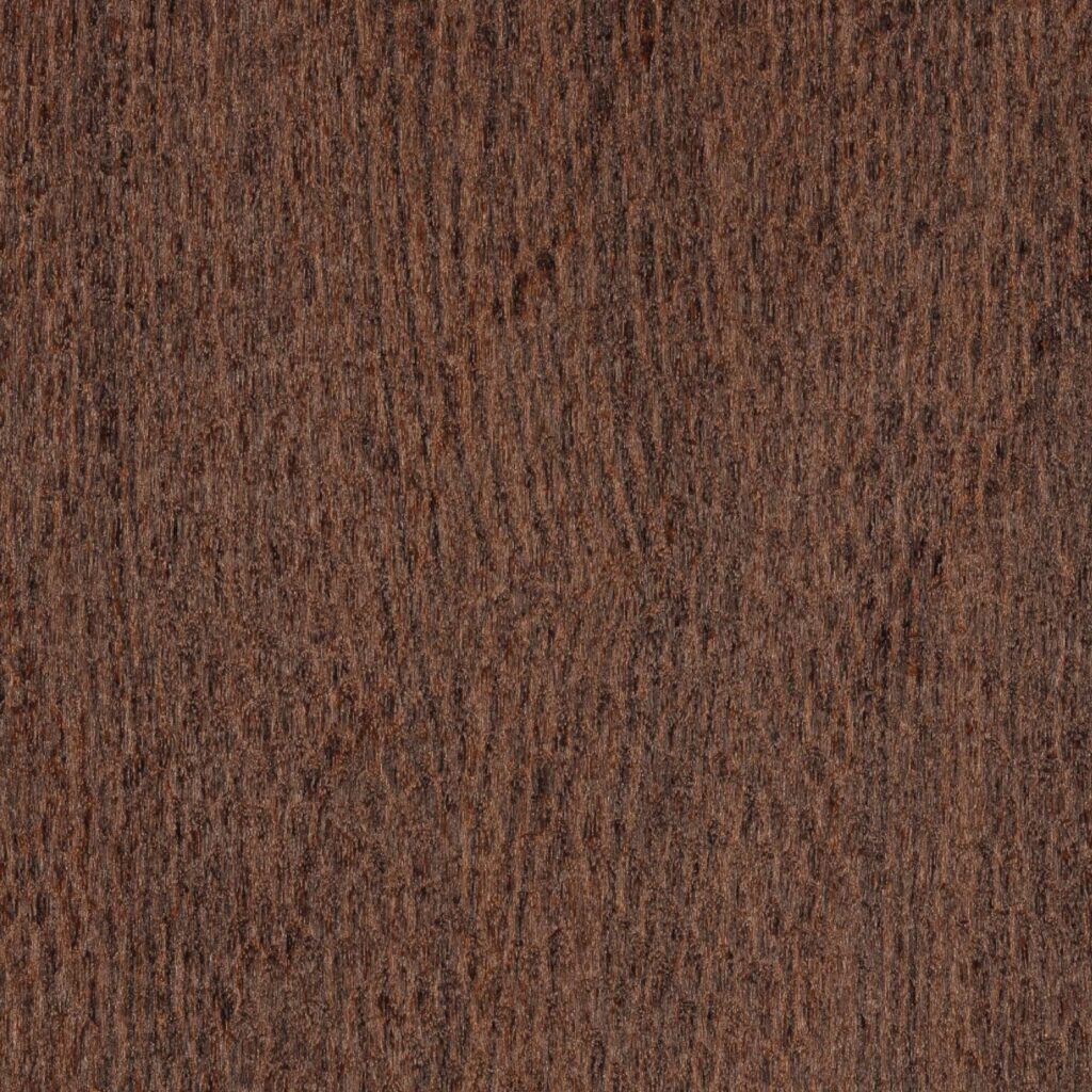 Close-up van Elitis Bois Sculpte wandbekleding met een donkerbruine, houtachtige textuur en fijne groeven.