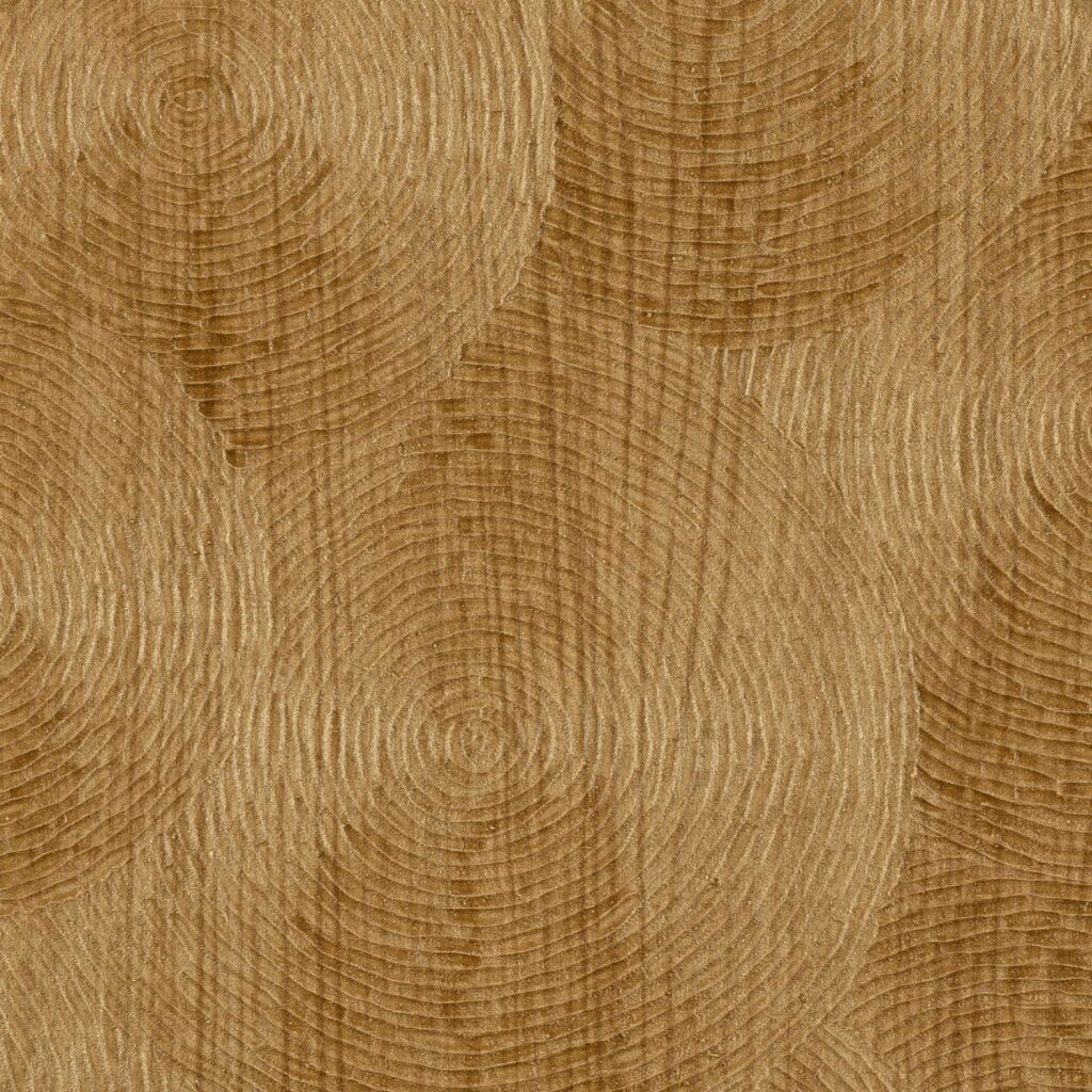 Houtachtig oppervlak met cirkelvormig gegraveerd patroon uit de Elitis Bois Sculpte Volute VP 937 30 collectie.