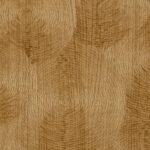 Houtachtig oppervlak met cirkelvormig gegraveerd patroon uit de Elitis Bois Sculpte Volute VP 937 30 collectie.