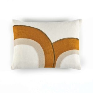 Rechthoekig Elitis Bridge CO 216 25 02 sierkussen met abstract gebogen patroon in oranje, beige en crème op een witte achtergrond.