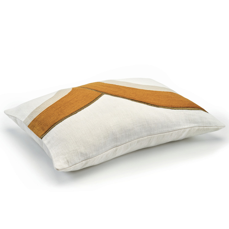 Crèmekleurig Elitis Bridge sierkussen met een opvallend geometrisch motief in okergeel en beige.