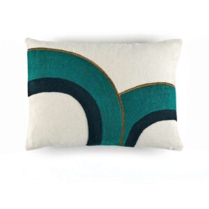 Sierkussen Elitis Bridge CO 216 46 02 met gebogen lijnen in turquoise, donkergroen en goud op een witte achtergrond.