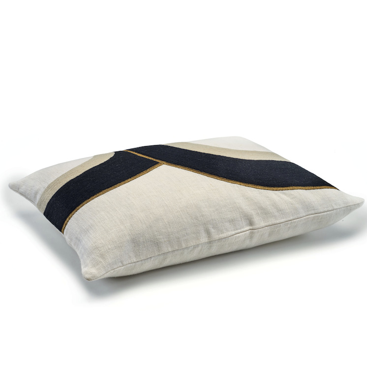 Crèmekleurig Elitis Bridge sierkussen met abstract patroon in donkerblauw, beige en okergeel.
