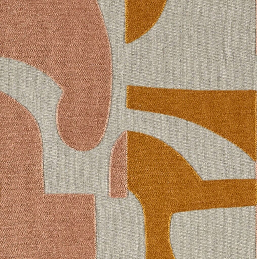 Abstracte Elitis Cancun LZ 893 22-stof met organische vormen in terracotta en okergeel op een beige achtergrond.