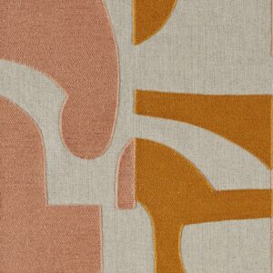 Abstracte Elitis Cancun LZ 893 22-stof met organische vormen in terracotta en okergeel op een beige achtergrond.