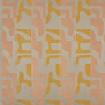 Abstract patroon op Elitis Cancun-stof LZ 893 22 met gestileerde vormen in okergeel en zalmroze op een beige achtergrond.
