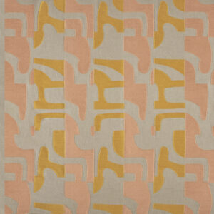Abstract patroon op Elitis Cancun-stof LZ 893 22 met gestileerde vormen in okergeel en zalmroze op een beige achtergrond.