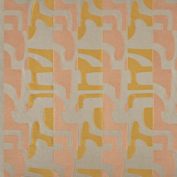 Abstract patroon op Elitis Cancun-stof LZ 893 22 met gestileerde vormen in okergeel en zalmroze op een beige achtergrond.