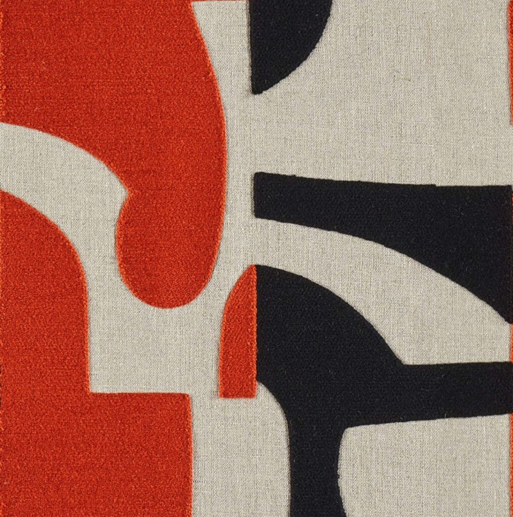 Abstract patroon op Elitis Cancun-stof lz 893 34 met rode en zwarte vormen op een beige achtergrond.