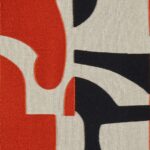 Abstract patroon op Elitis Cancun-stof lz 893 34 met rode en zwarte vormen op een beige achtergrond.
