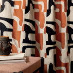 Gordijn van Elitis Cancun stof LZ 893 34 met abstract patroon in zwart, roestbruin en beige, als sfeervol interieuraccent.
