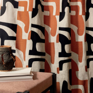 Gordijn van Elitis Cancun stof LZ 893 34 met abstract patroon in zwart, roestbruin en beige, als sfeervol interieuraccent.