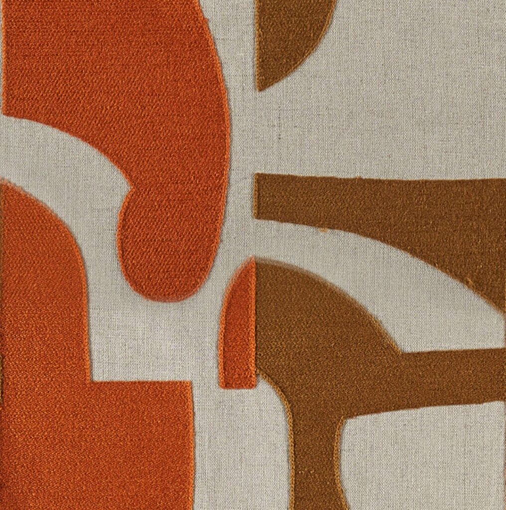 Close-up van de Elitis Cancun LZ 893 39 stof met retro-geïnspireerd abstract patroon in oranje en bruin op een beige ondergrond.
