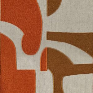 Close-up van de Elitis Cancun LZ 893 39 stof met retro-geïnspireerd abstract patroon in oranje en bruin op een beige ondergrond.