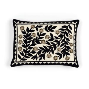 Decoratief Elitis Canopee kussen met zwart-bladmotief en beige bloemen op een crèmekleurige achtergrond.