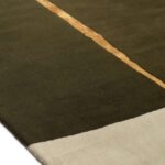 Detail van het Elitis Celeste TA 133 68 02 vloerkleed met een donkergroene basis, een beige rand en een diagonale okergele lijn.