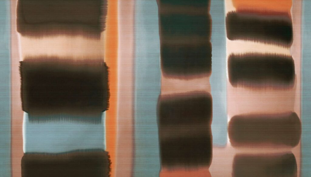 Abstracte kunstprint Elitis Ceres Abstrait VP 1015 02 met verticale banen en vervaagde kleurvlakken in bruin, blauw, roze en oranje tinten.