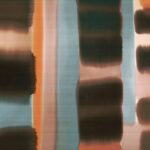 Abstracte kunstprint Elitis Ceres Abstrait VP 1015 02 met verticale banen en vervaagde kleurvlakken in bruin, blauw, roze en oranje tinten.