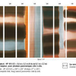 Abstract patroon van het Elitis Ceres behang VP 1015 02 met brede, verticale kleurbanen in aardetinten en blauw.